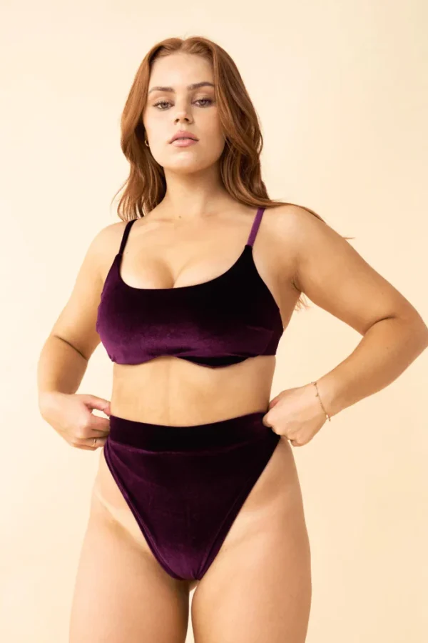 Vetement de poledance Lunalae short ou culotte taille-haute de couleur bordeau en velours